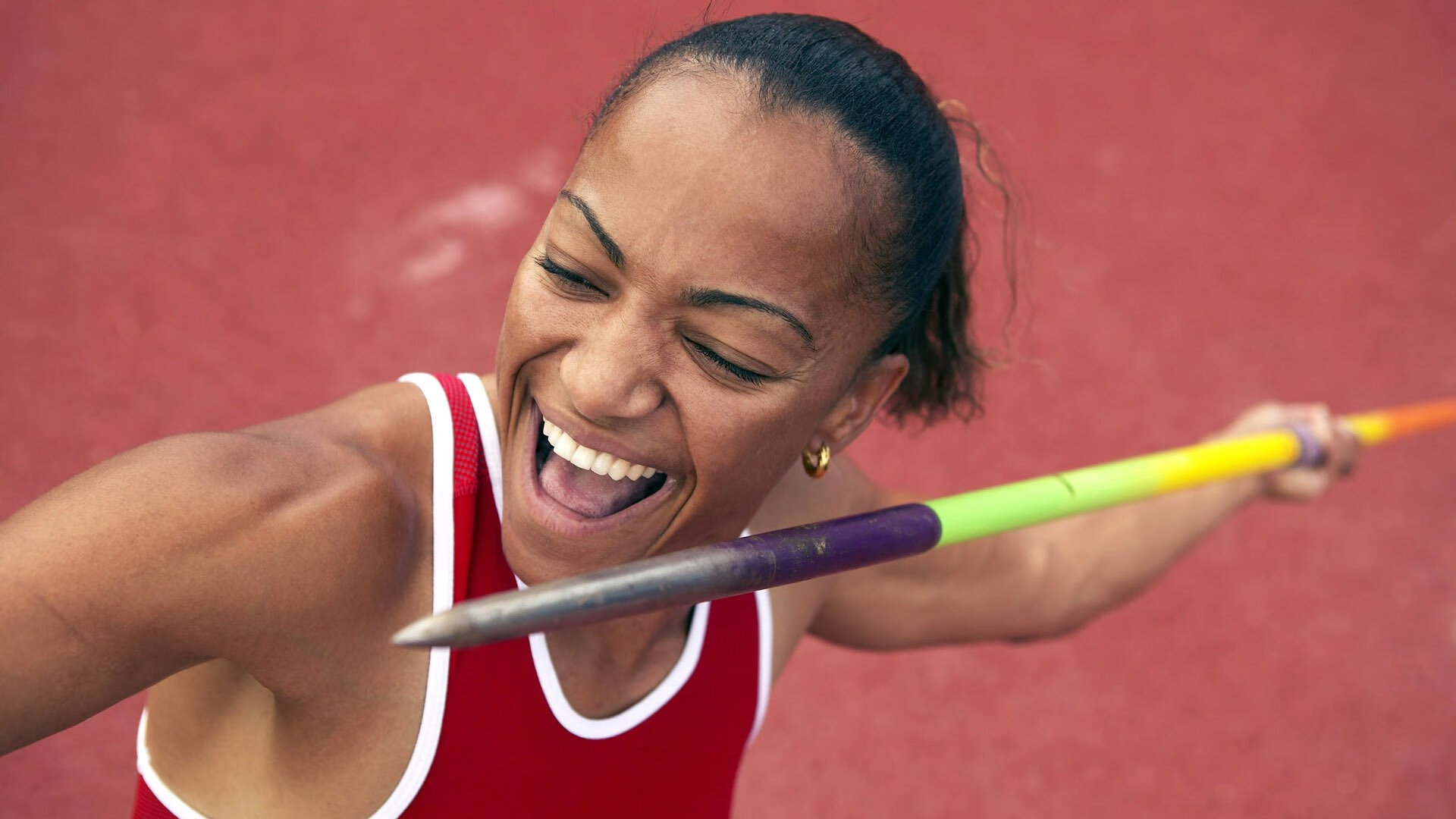 爱游戏全站-现场气氛火爆！球迷欢呼不断，场内外热情爆棚！，球赛现场的气氛